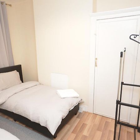 Cheerful 4 Bedroom House In Greater London Londres Exterior foto