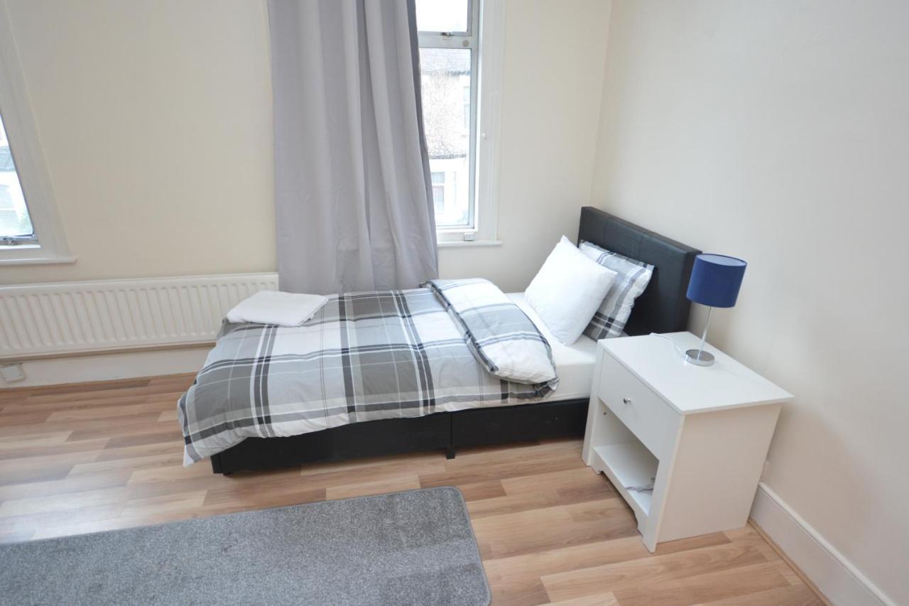 Cheerful 4 Bedroom House In Greater London Londres Exterior foto