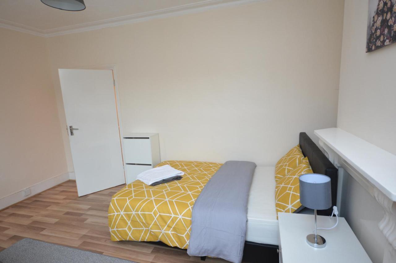 Cheerful 4 Bedroom House In Greater London Londres Exterior foto