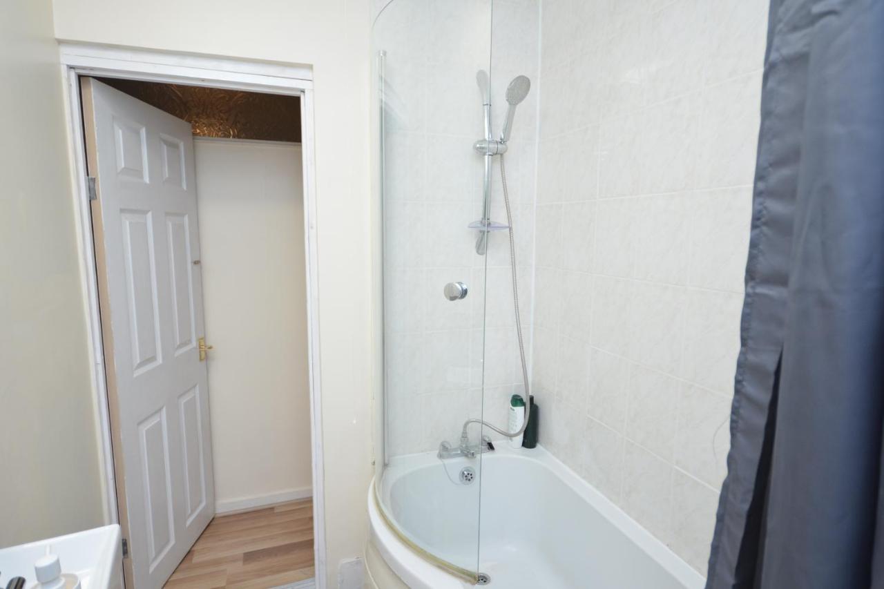 Cheerful 4 Bedroom House In Greater London Londres Exterior foto