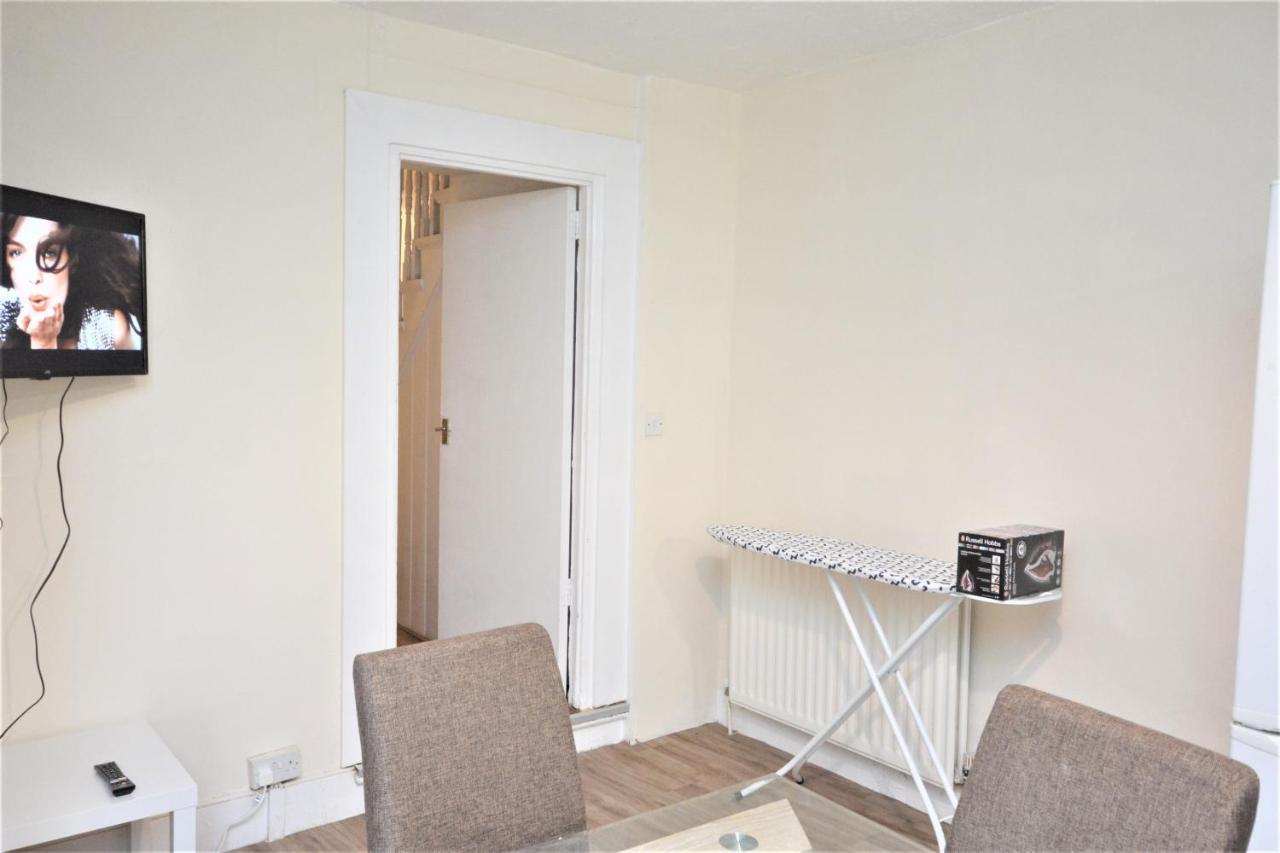 Cheerful 4 Bedroom House In Greater London Londres Exterior foto