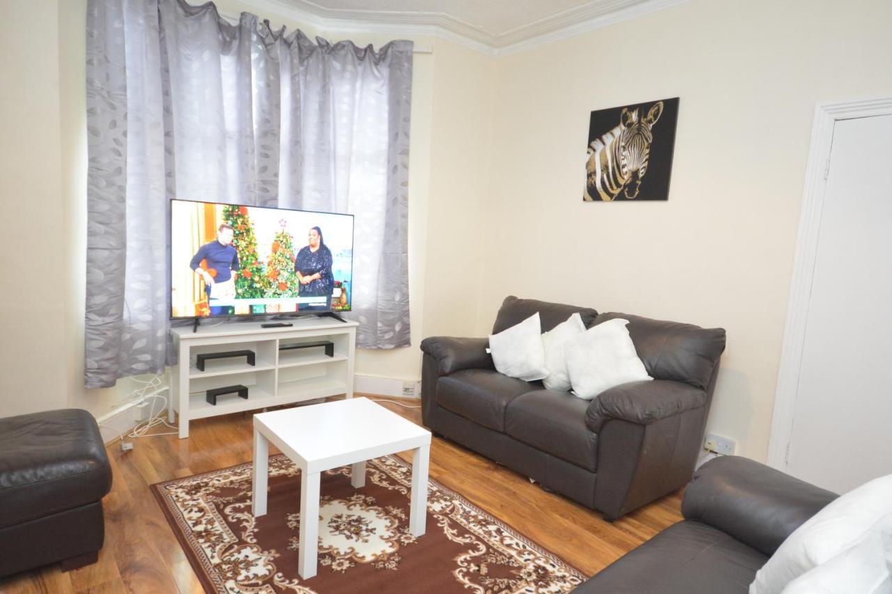 Cheerful 4 Bedroom House In Greater London Londres Exterior foto
