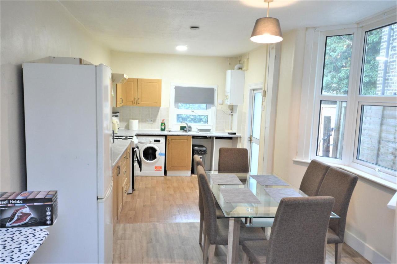 Cheerful 4 Bedroom House In Greater London Londres Exterior foto